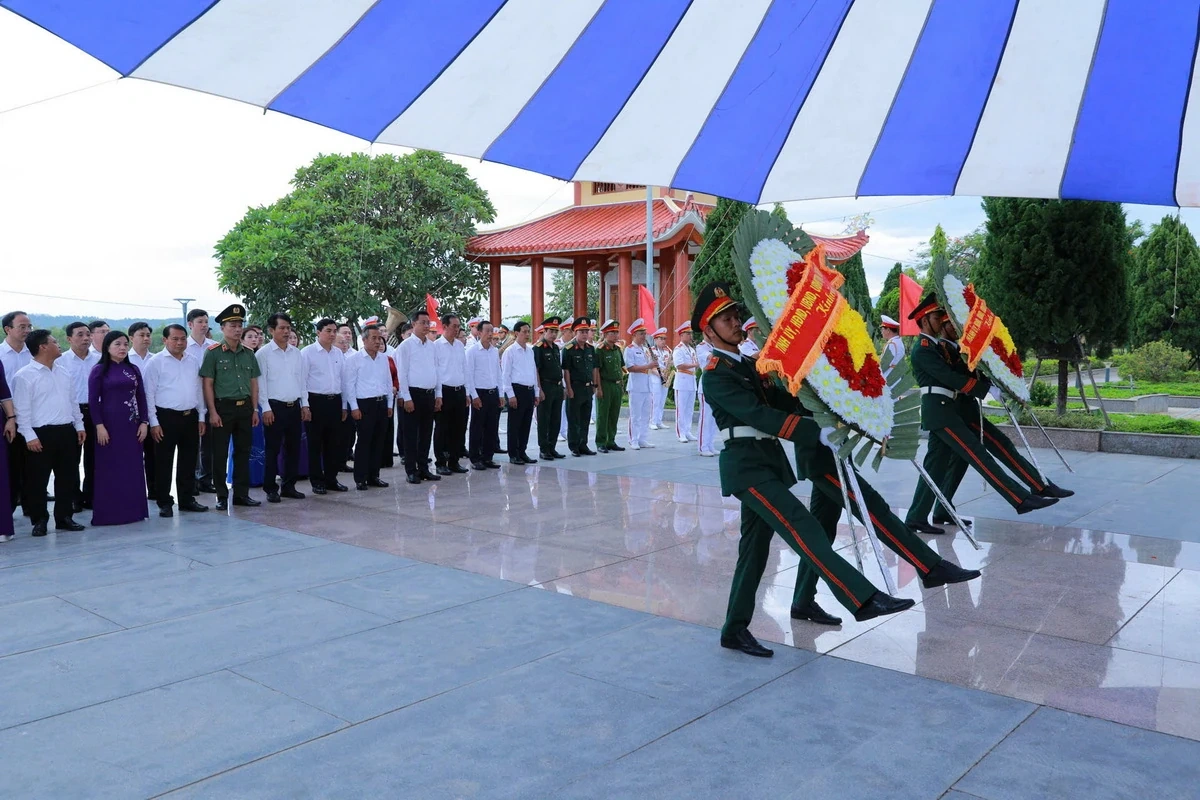 Đoàn đại biểu tỉnh Thanh Hóa và thành phố Đà Nẵng dâng hoa, dâng hương tri ân Mẹ Việt Nam Anh hùng và các Anh hùng liệt sĩ