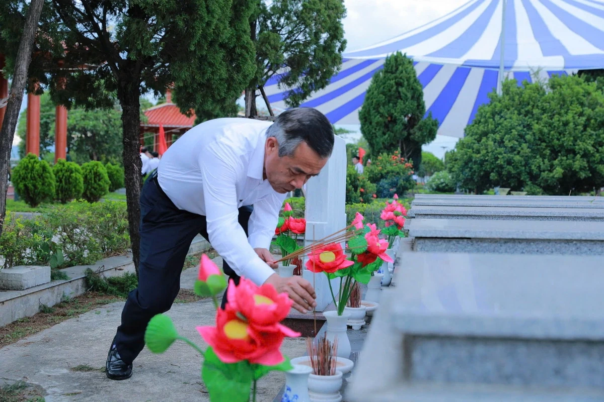 Đoàn đại biểu tỉnh Thanh Hóa và thành phố Đà Nẵng dâng hoa, dâng hương tri ân Mẹ Việt Nam Anh hùng và các Anh hùng liệt sĩ