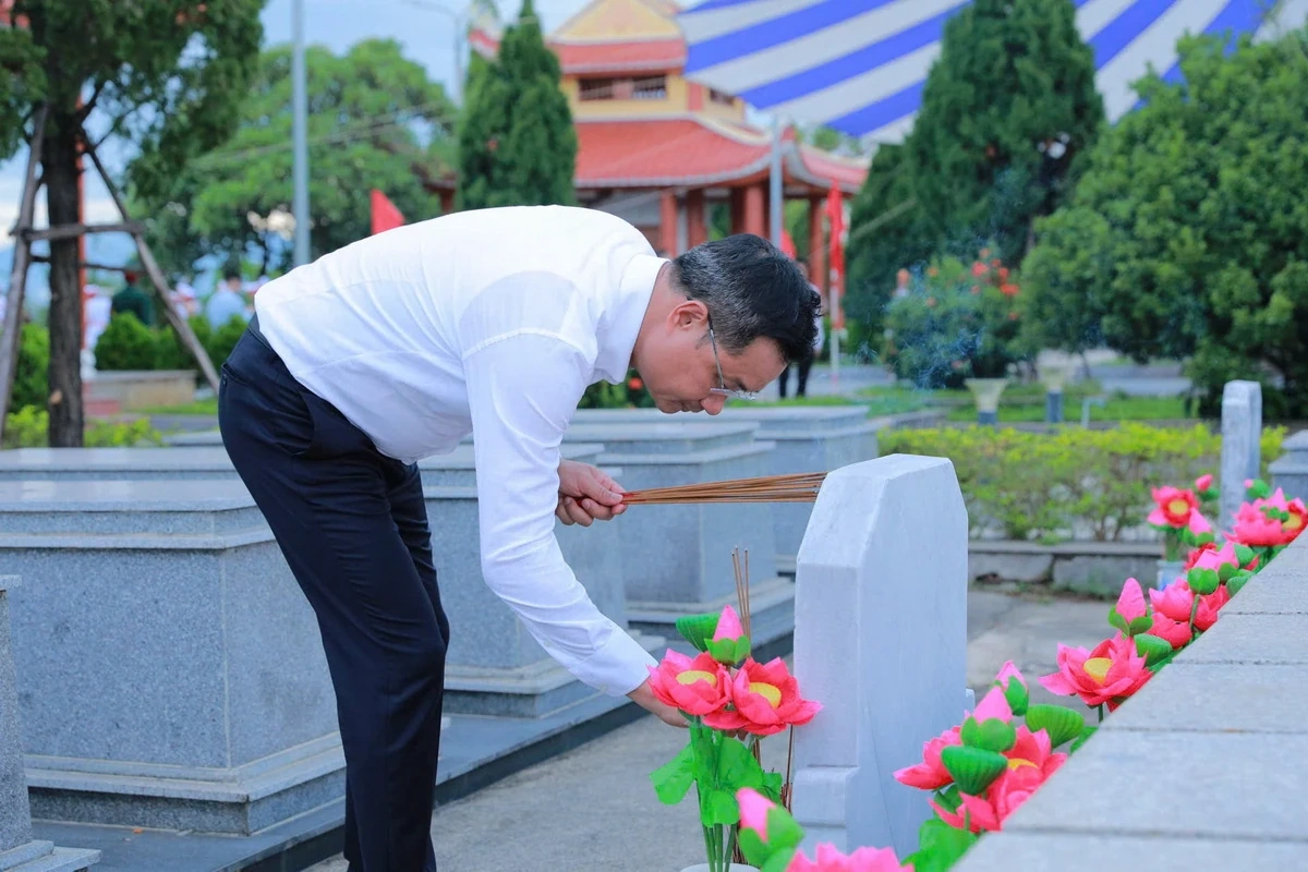 Đoàn đại biểu tỉnh Thanh Hóa và thành phố Đà Nẵng dâng hoa, dâng hương tri ân Mẹ Việt Nam Anh hùng và các Anh hùng liệt sĩ