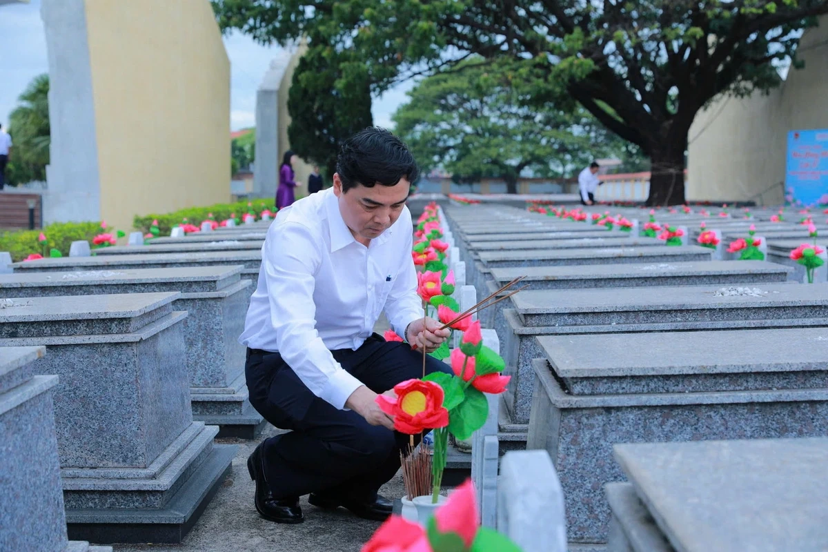 Đoàn đại biểu tỉnh Thanh Hóa và thành phố Đà Nẵng dâng hoa, dâng hương tri ân Mẹ Việt Nam Anh hùng và các Anh hùng liệt sĩ