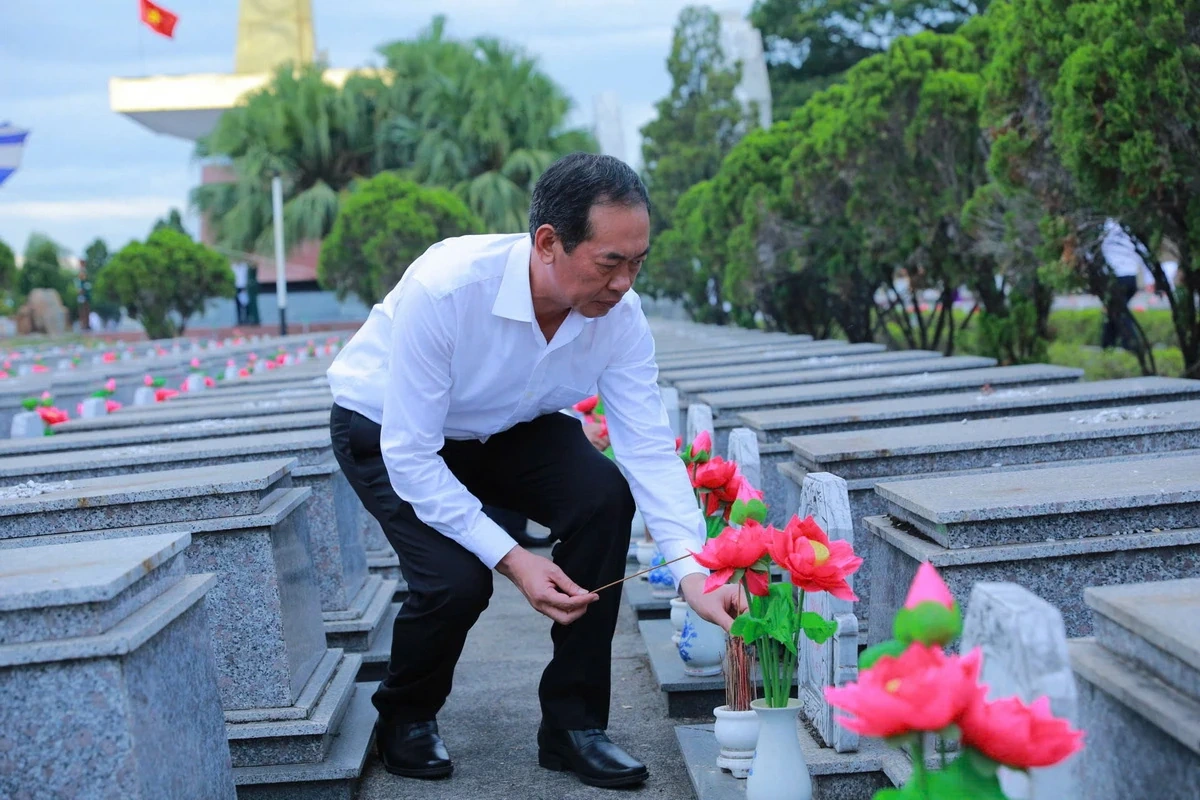 Đoàn đại biểu tỉnh Thanh Hóa và thành phố Đà Nẵng dâng hoa, dâng hương tri ân Mẹ Việt Nam Anh hùng và các Anh hùng liệt sĩ