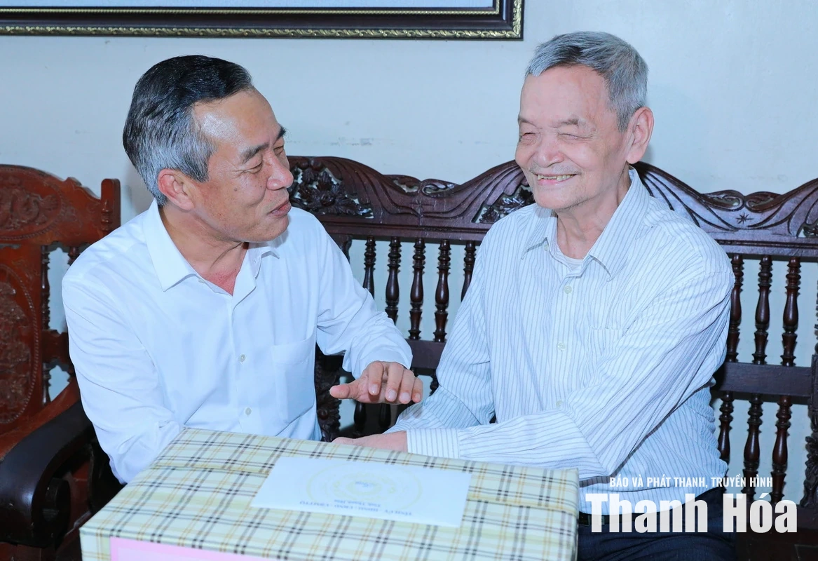 Bí thư Tỉnh ủy Lê Đức Thái thăm, tặng quà các gia đình chính sách