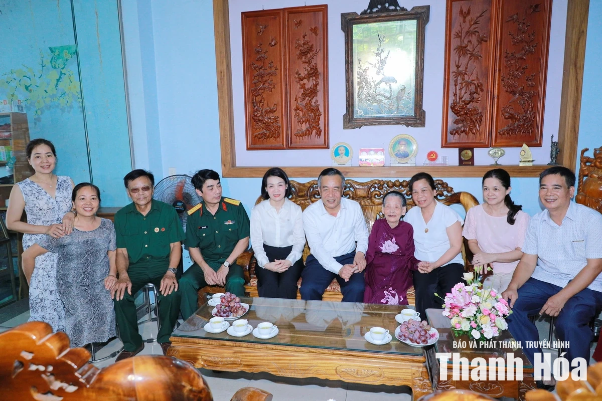 Bí thư Tỉnh ủy Lê Đức Thái thăm, tặng quà các gia đình chính sách
