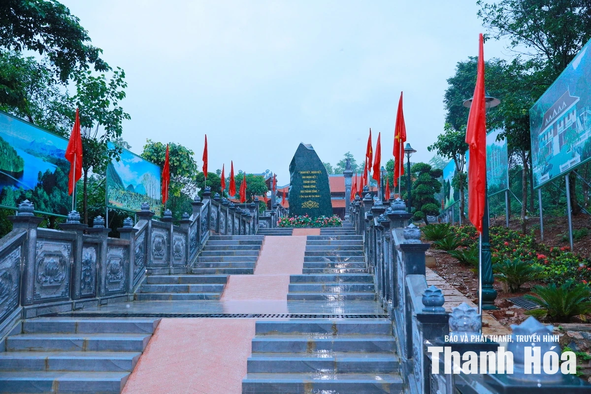 Đoàn đại biểu tỉnh Thanh Hóa dâng hương tưởng niệm Chủ tịch Hồ Chí Minh và các Anh hùng liệt sĩ tại tỉnh Điện Biên