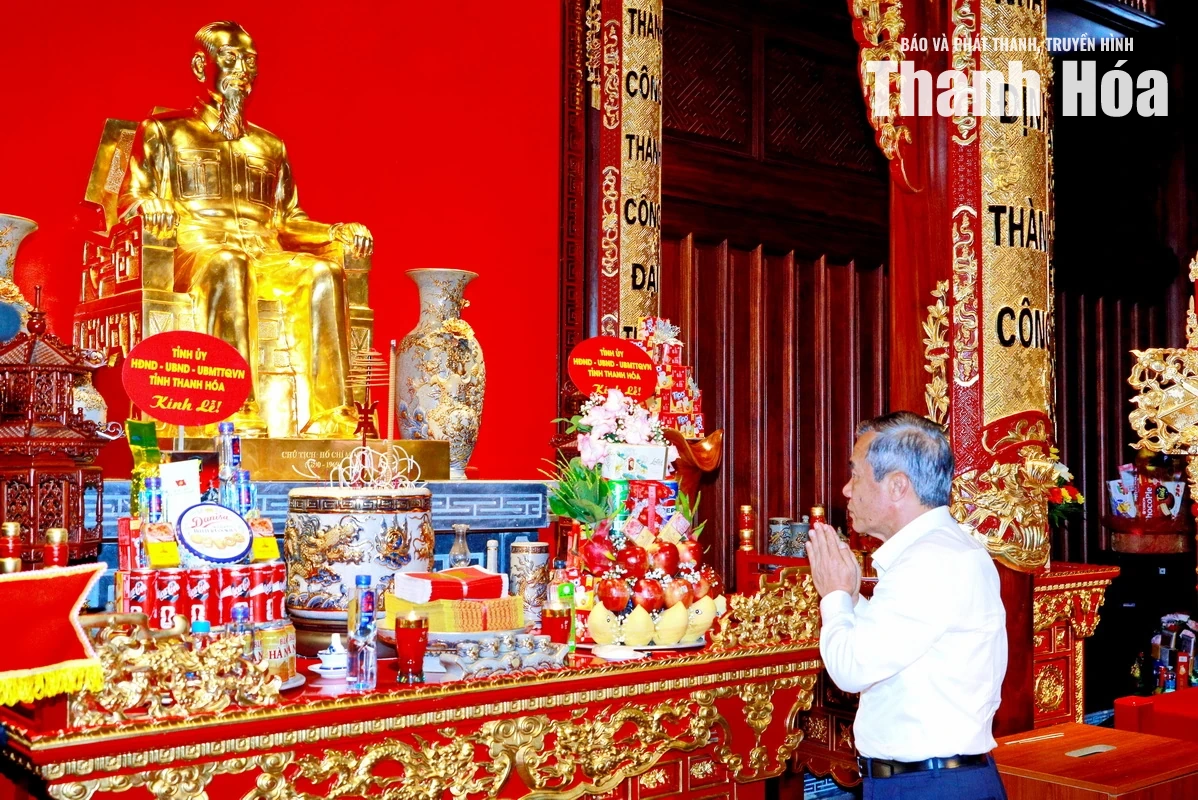 Đoàn đại biểu tỉnh Thanh Hóa dâng hương tưởng niệm Chủ tịch Hồ Chí Minh và các Anh hùng liệt sĩ tại tỉnh Điện Biên