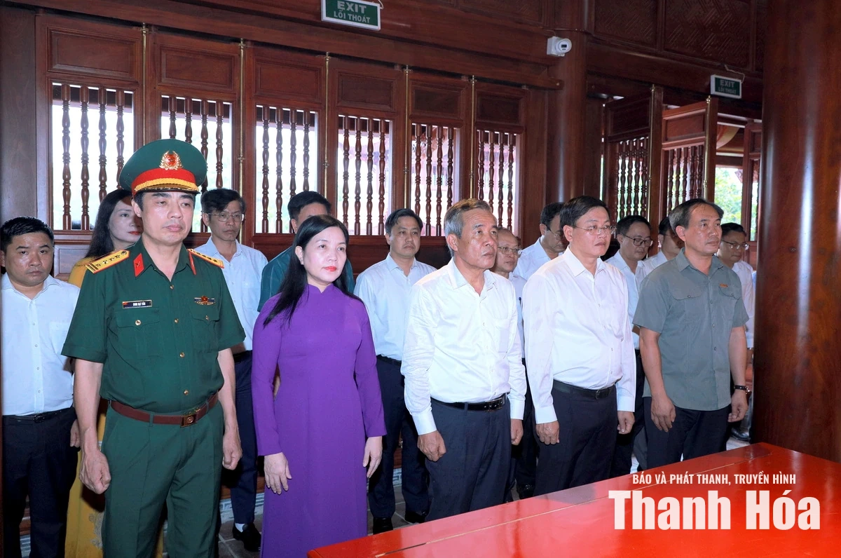 Đoàn đại biểu tỉnh Thanh Hóa dâng hương tưởng niệm Chủ tịch Hồ Chí Minh và các Anh hùng liệt sĩ tại tỉnh Điện Biên