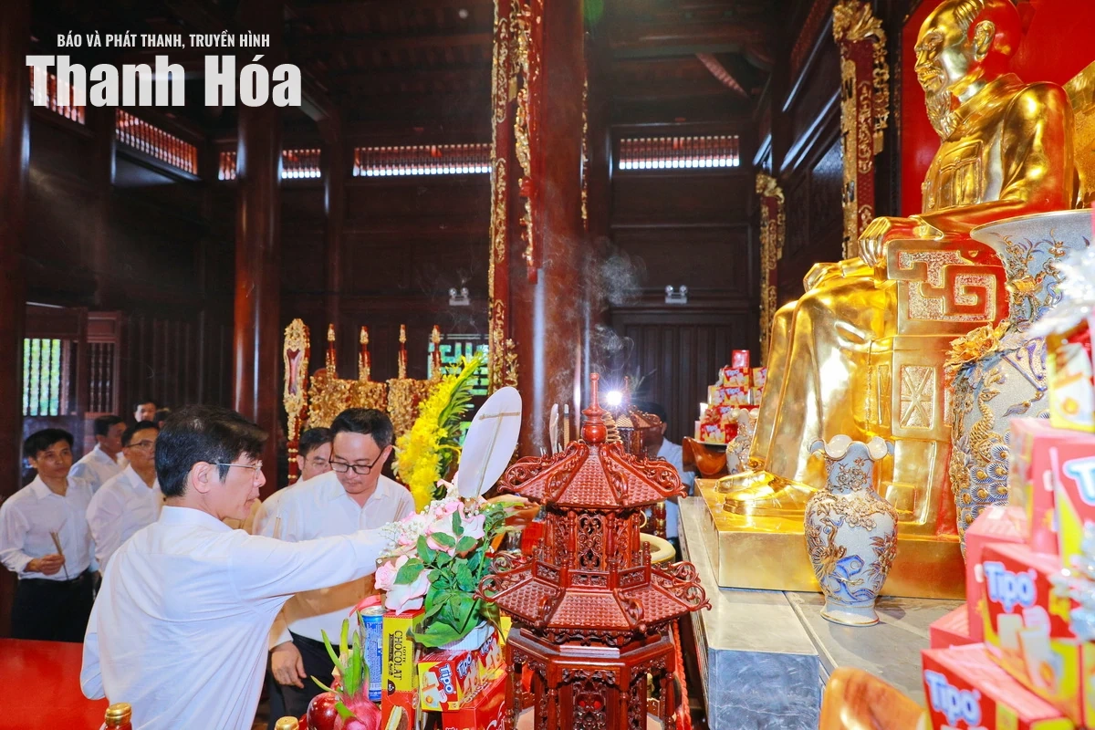 Đoàn đại biểu tỉnh Thanh Hóa dâng hương tưởng niệm Chủ tịch Hồ Chí Minh và các Anh hùng liệt sĩ tại tỉnh Điện Biên