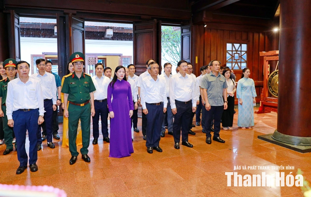 Đoàn đại biểu tỉnh Thanh Hóa dâng hương tưởng niệm Chủ tịch Hồ Chí Minh và các Anh hùng liệt sĩ tại tỉnh Điện Biên