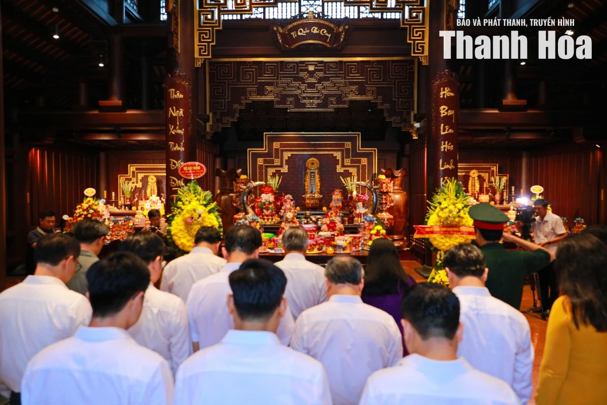 Đoàn đại biểu tỉnh Thanh Hóa dâng hương tưởng niệm Chủ tịch Hồ Chí Minh và các Anh hùng liệt sĩ tại tỉnh Điện Biên
