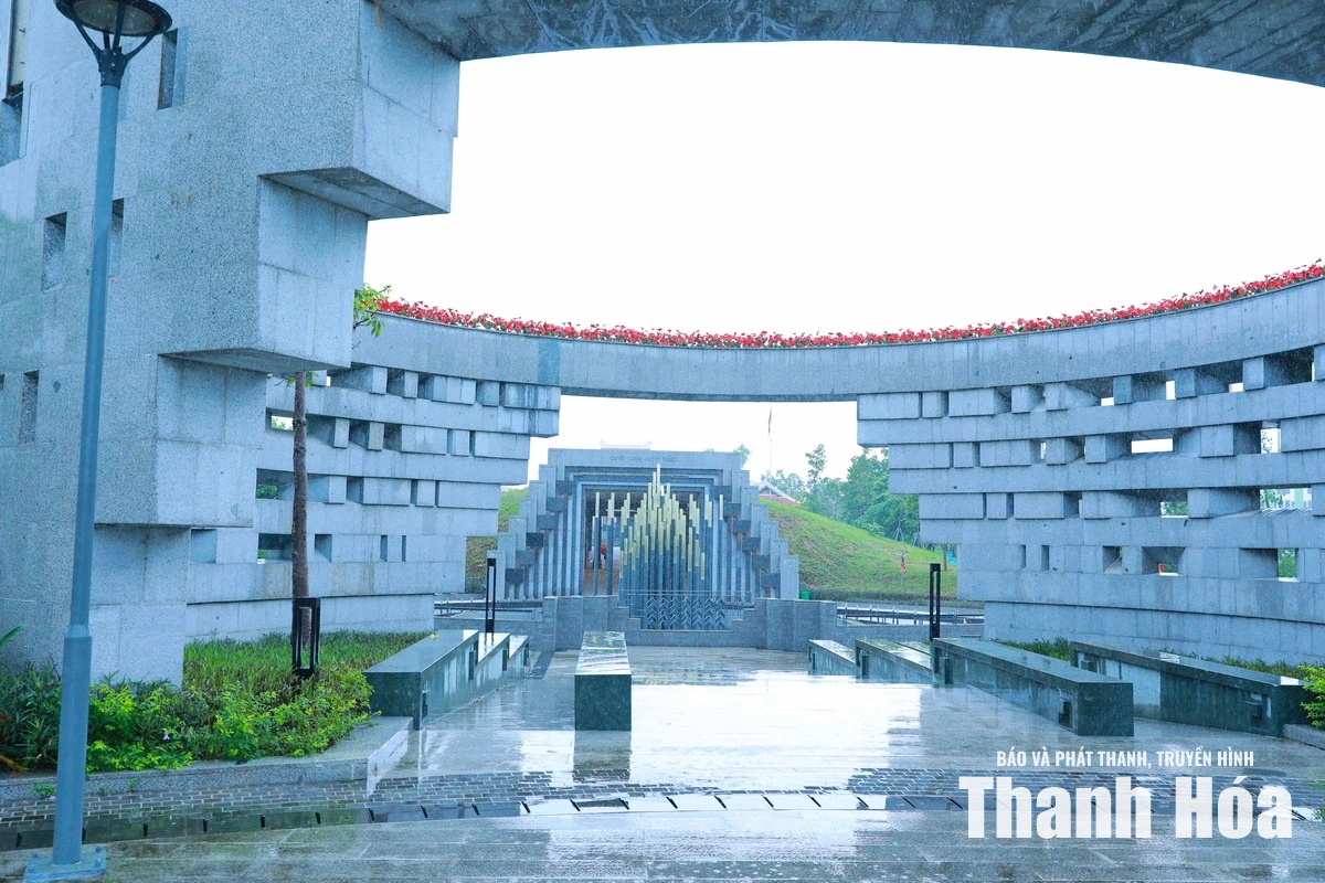 Đoàn đại biểu tỉnh Thanh Hóa dâng hương tưởng niệm Chủ tịch Hồ Chí Minh và các Anh hùng liệt sĩ tại tỉnh Điện Biên