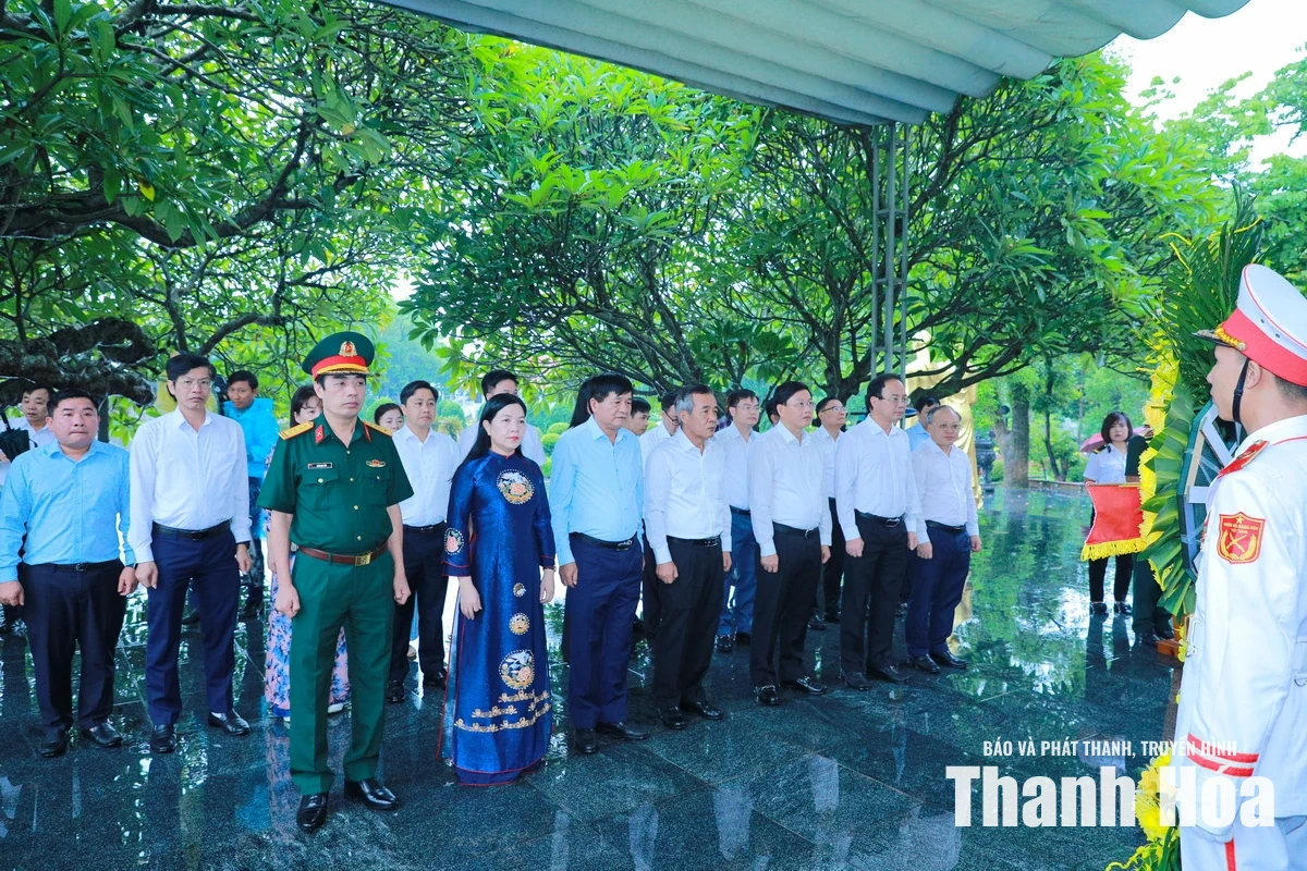 Đoàn đại biểu tỉnh Thanh Hóa dâng hương tưởng niệm Chủ tịch Hồ Chí Minh và các Anh hùng liệt sĩ tại tỉnh Điện Biên