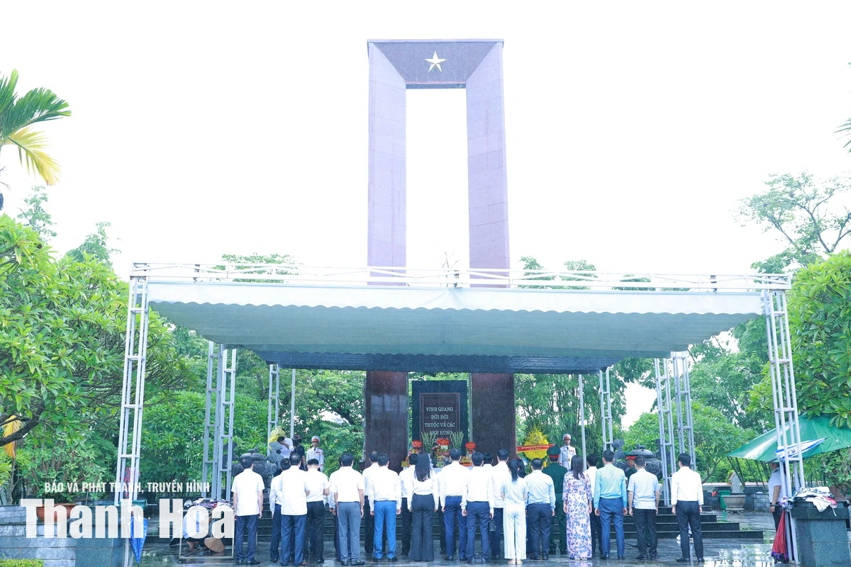 Đoàn đại biểu tỉnh Thanh Hóa dâng hương tưởng niệm Chủ tịch Hồ Chí Minh và các Anh hùng liệt sĩ tại tỉnh Điện Biên