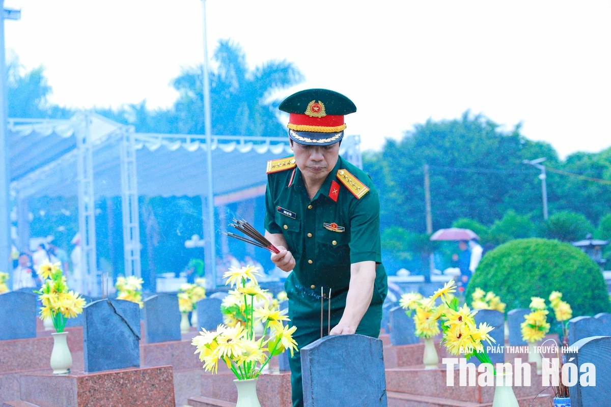 Đoàn đại biểu tỉnh Thanh Hóa dâng hương tưởng niệm Chủ tịch Hồ Chí Minh và các Anh hùng liệt sĩ tại tỉnh Điện Biên