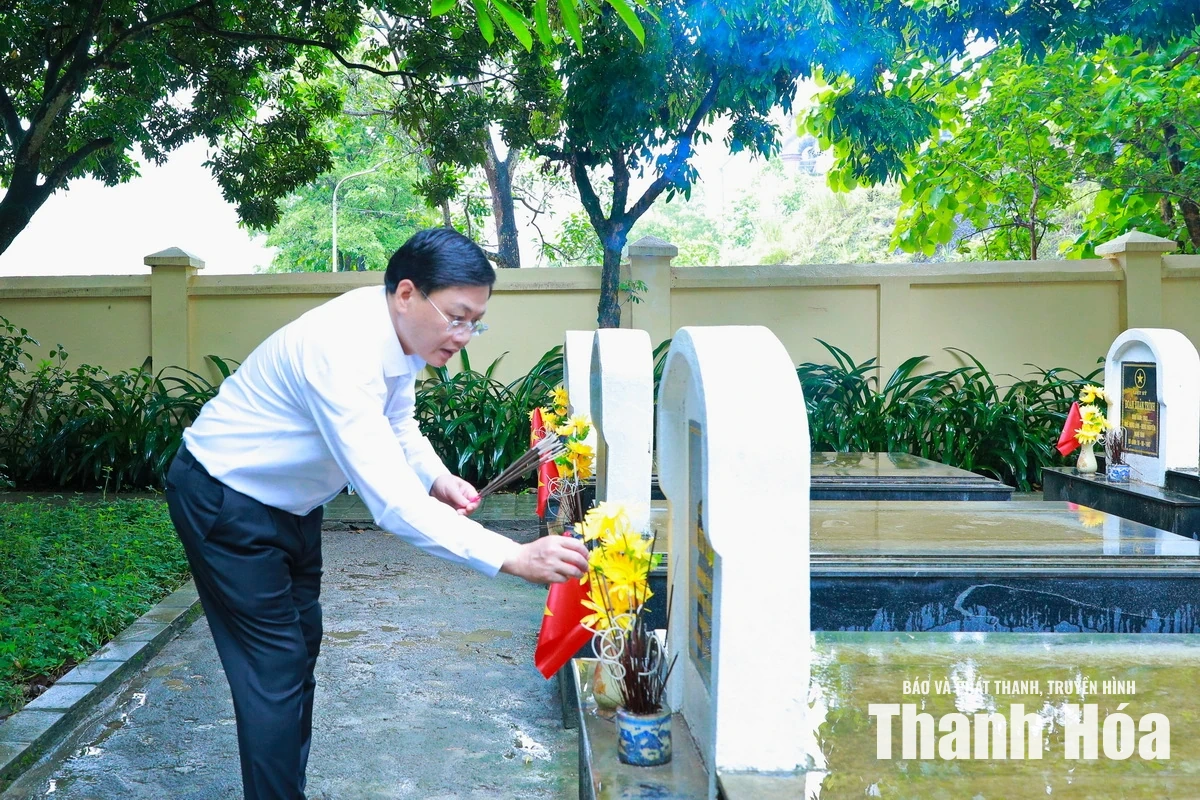 Đoàn đại biểu tỉnh Thanh Hóa dâng hương tưởng niệm Chủ tịch Hồ Chí Minh và các Anh hùng liệt sĩ tại tỉnh Điện Biên