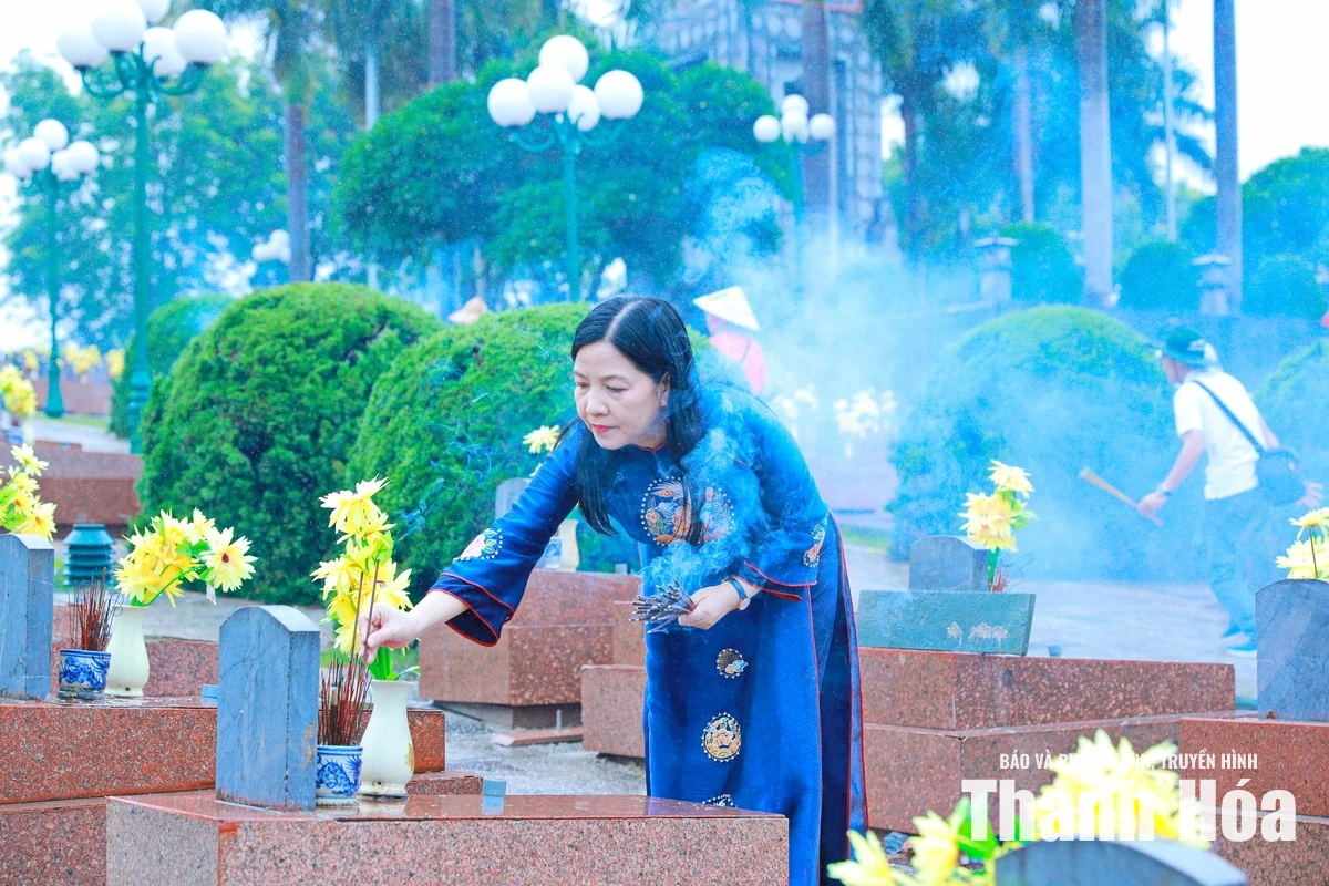 Đoàn đại biểu tỉnh Thanh Hóa dâng hương tưởng niệm Chủ tịch Hồ Chí Minh và các Anh hùng liệt sĩ tại tỉnh Điện Biên