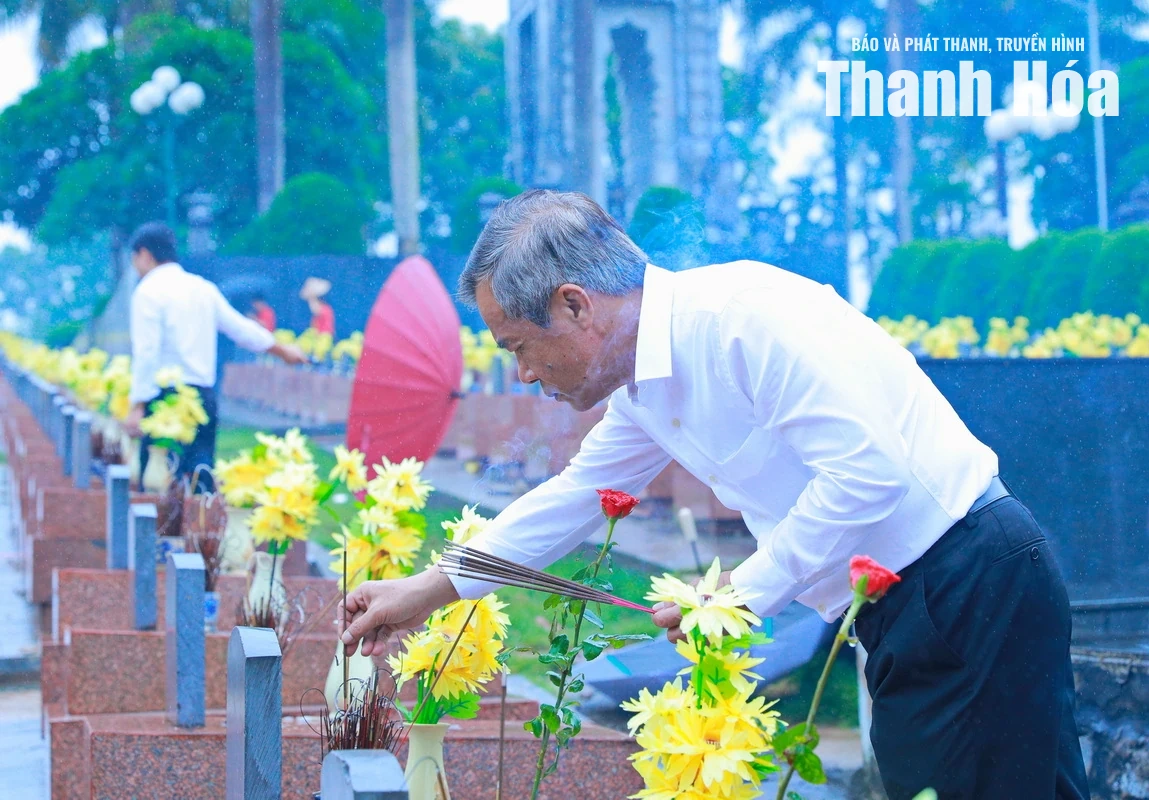 Đoàn đại biểu tỉnh Thanh Hóa dâng hương tưởng niệm Chủ tịch Hồ Chí Minh và các Anh hùng liệt sĩ tại tỉnh Điện Biên