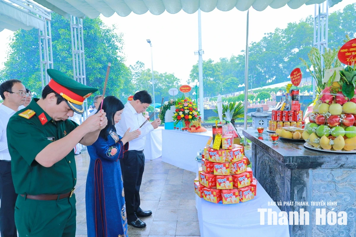 Đoàn đại biểu tỉnh Thanh Hóa dâng hương tưởng niệm Chủ tịch Hồ Chí Minh và các Anh hùng liệt sĩ tại tỉnh Điện Biên