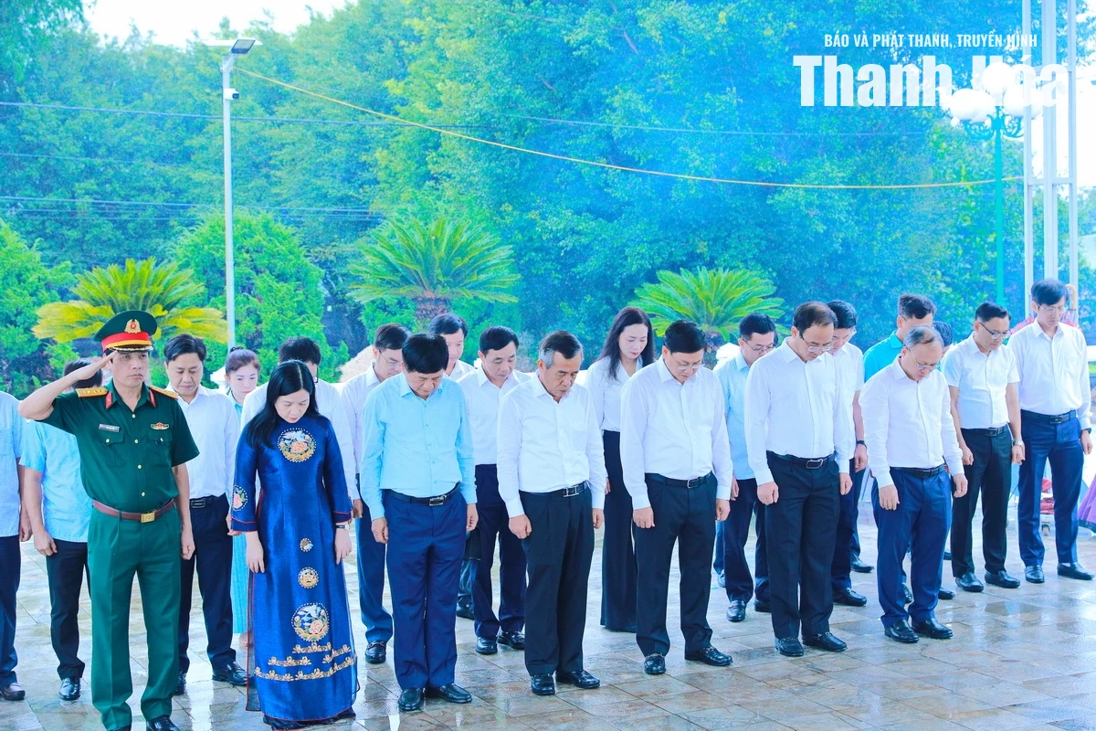 Đoàn đại biểu tỉnh Thanh Hóa dâng hương tưởng niệm Chủ tịch Hồ Chí Minh và các Anh hùng liệt sĩ tại tỉnh Điện Biên