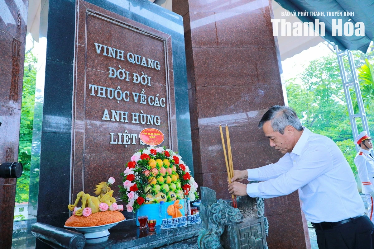 Đoàn đại biểu tỉnh Thanh Hóa dâng hương tưởng niệm Chủ tịch Hồ Chí Minh và các Anh hùng liệt sĩ tại tỉnh Điện Biên