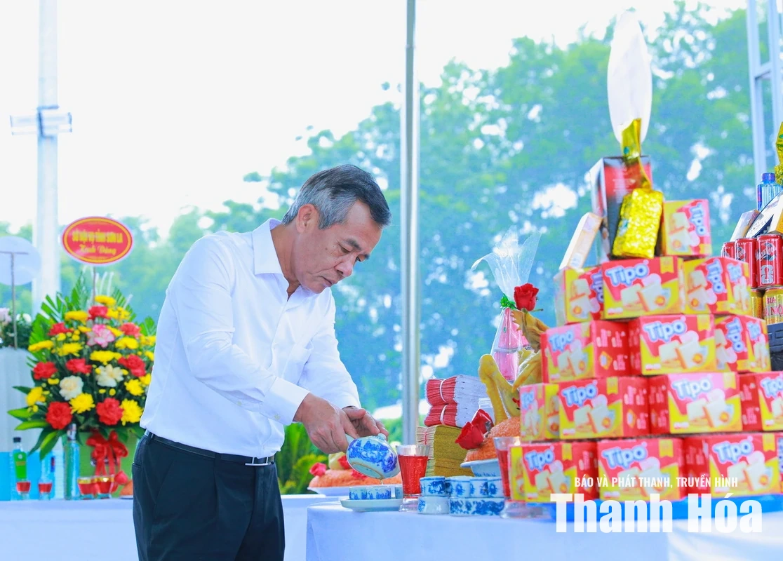 Đoàn đại biểu tỉnh Thanh Hóa dâng hương tưởng niệm Chủ tịch Hồ Chí Minh và các Anh hùng liệt sĩ tại tỉnh Điện Biên