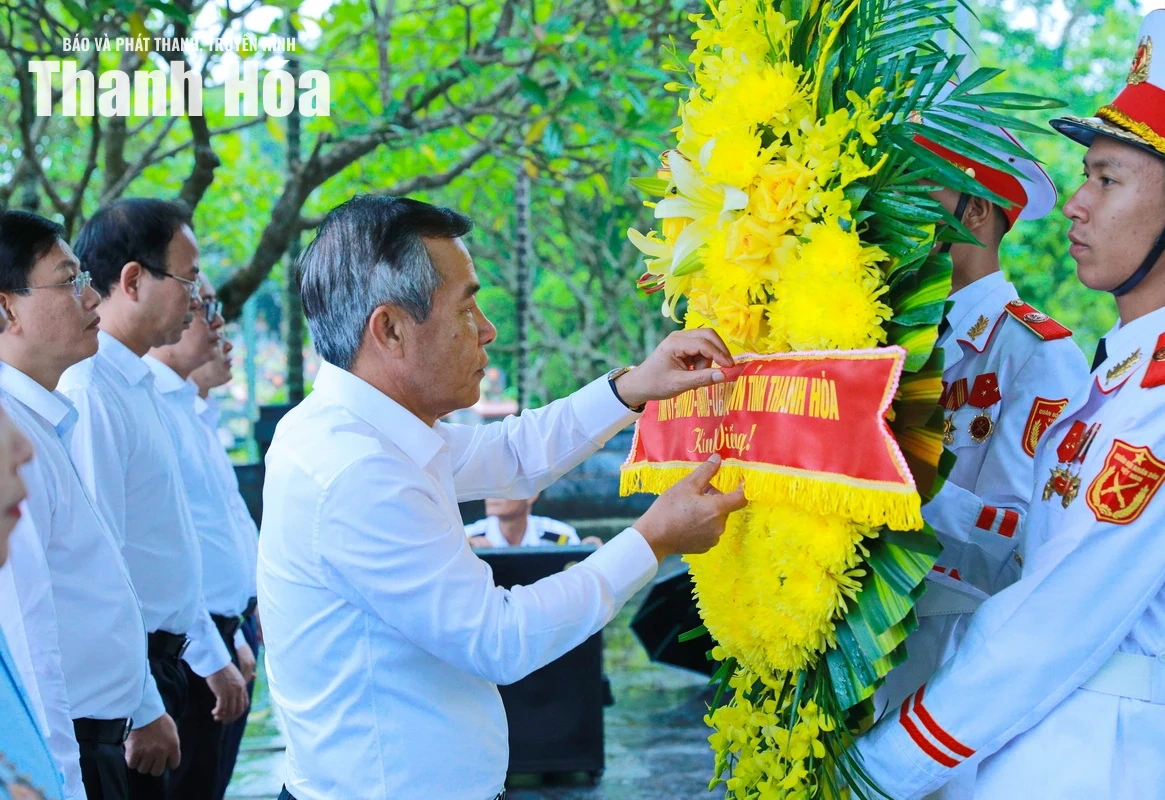 Đoàn đại biểu tỉnh Thanh Hóa dâng hương tưởng niệm Chủ tịch Hồ Chí Minh và các Anh hùng liệt sĩ tại tỉnh Điện Biên