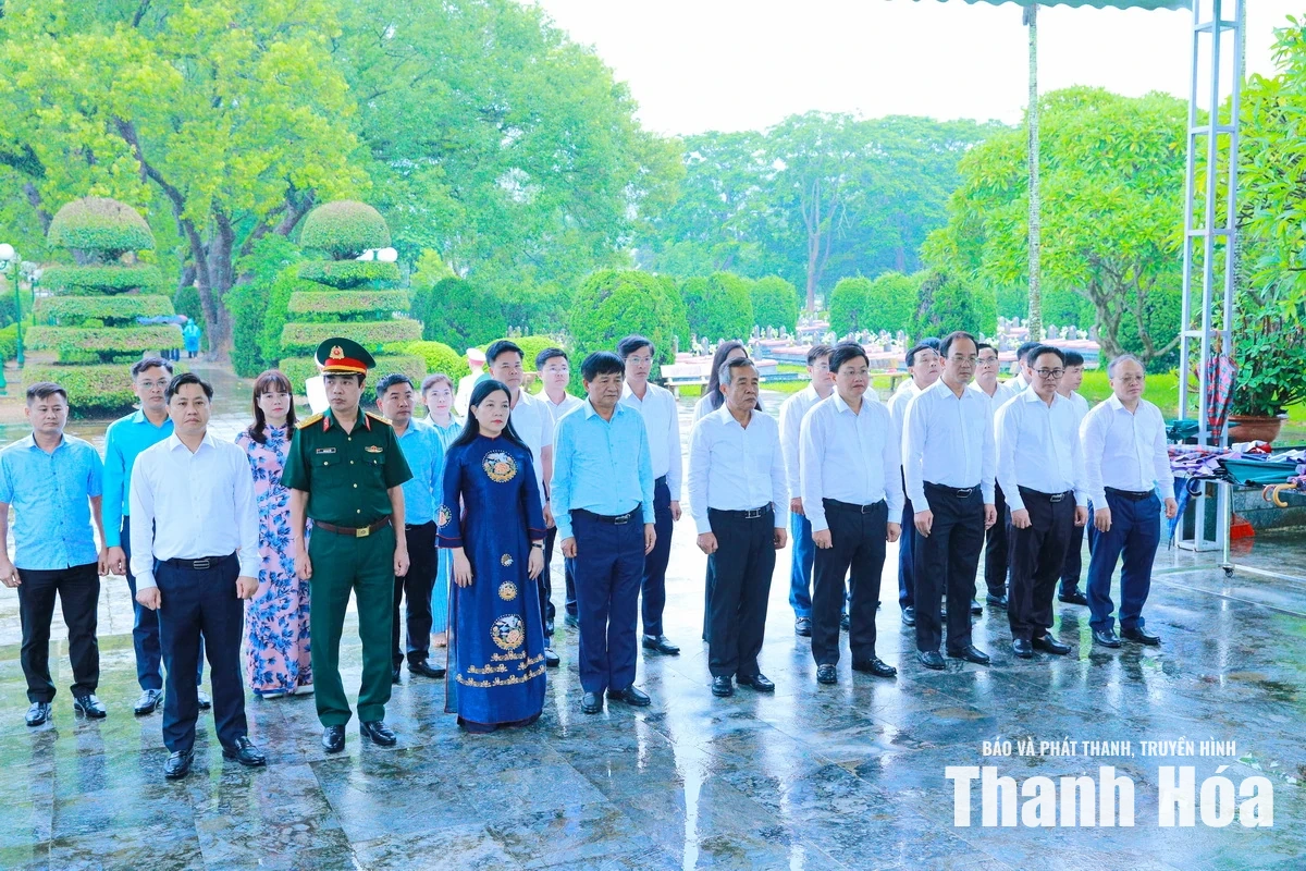 Đoàn đại biểu tỉnh Thanh Hóa dâng hương tưởng niệm Chủ tịch Hồ Chí Minh và các Anh hùng liệt sĩ tại tỉnh Điện Biên