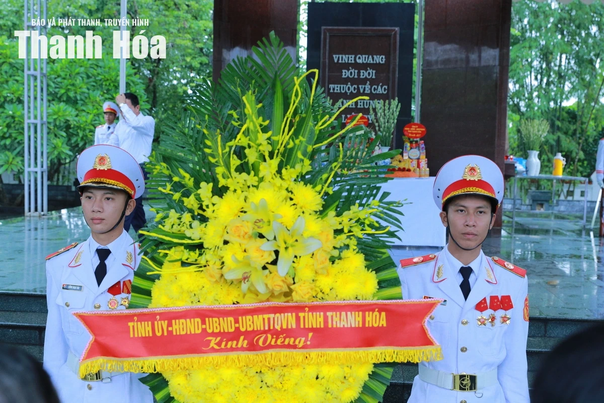 Đoàn đại biểu tỉnh Thanh Hóa dâng hương tưởng niệm Chủ tịch Hồ Chí Minh và các Anh hùng liệt sĩ tại tỉnh Điện Biên