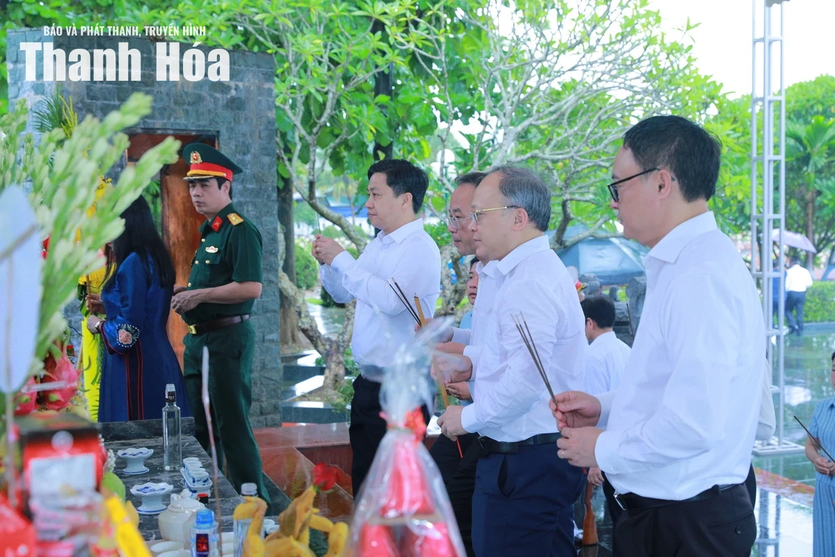 Đoàn đại biểu tỉnh Thanh Hóa dâng hương tưởng niệm Chủ tịch Hồ Chí Minh và các Anh hùng liệt sĩ tại tỉnh Điện Biên