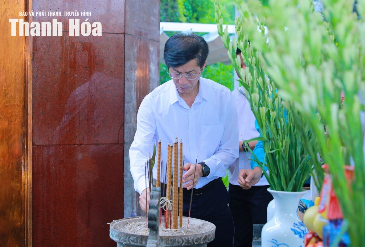 Đoàn đại biểu tỉnh Thanh Hóa dâng hương tưởng niệm Chủ tịch Hồ Chí Minh và các Anh hùng liệt sĩ tại tỉnh Điện Biên