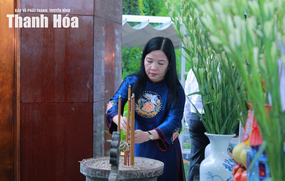 Đoàn đại biểu tỉnh Thanh Hóa dâng hương tưởng niệm Chủ tịch Hồ Chí Minh và các Anh hùng liệt sĩ tại tỉnh Điện Biên