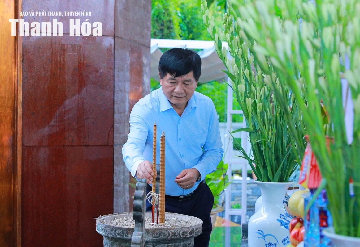 Đoàn đại biểu tỉnh Thanh Hóa dâng hương tưởng niệm Chủ tịch Hồ Chí Minh và các Anh hùng liệt sĩ tại tỉnh Điện Biên