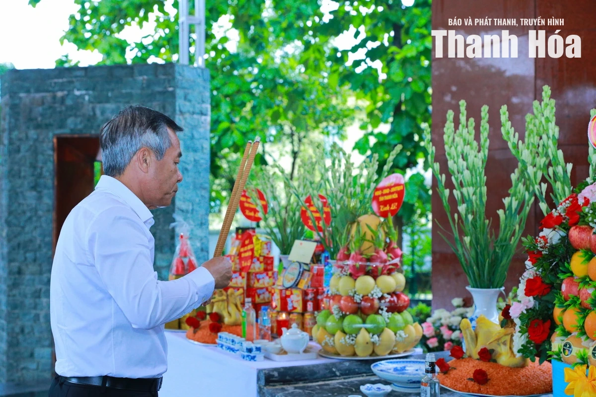 Đoàn đại biểu tỉnh Thanh Hóa dâng hương tưởng niệm Chủ tịch Hồ Chí Minh và các Anh hùng liệt sĩ tại tỉnh Điện Biên