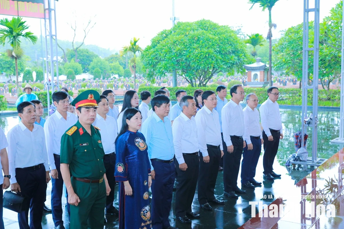 Đoàn đại biểu tỉnh Thanh Hóa dâng hương tưởng niệm Chủ tịch Hồ Chí Minh và các Anh hùng liệt sĩ tại tỉnh Điện Biên