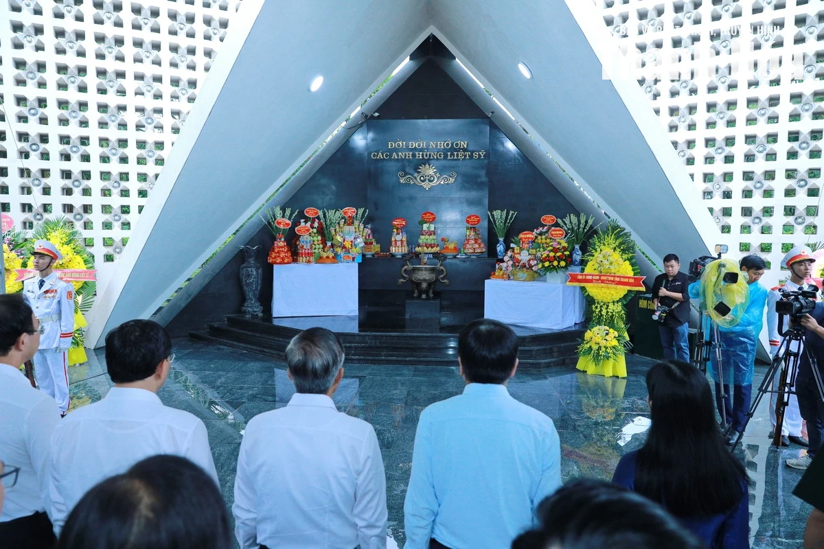 Đoàn đại biểu tỉnh Thanh Hóa dâng hương tưởng niệm Chủ tịch Hồ Chí Minh và các Anh hùng liệt sĩ tại tỉnh Điện Biên