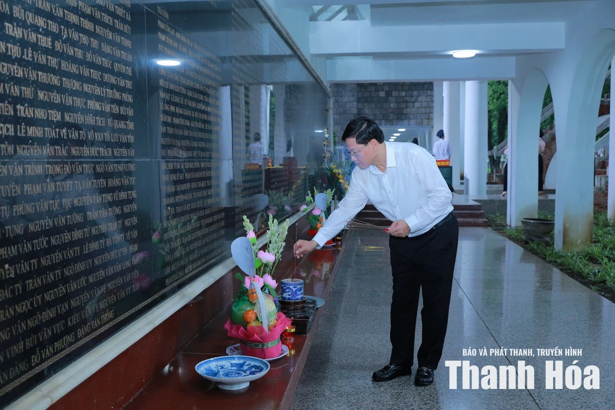 Đoàn đại biểu tỉnh Thanh Hóa dâng hương tưởng niệm Chủ tịch Hồ Chí Minh và các Anh hùng liệt sĩ tại tỉnh Điện Biên