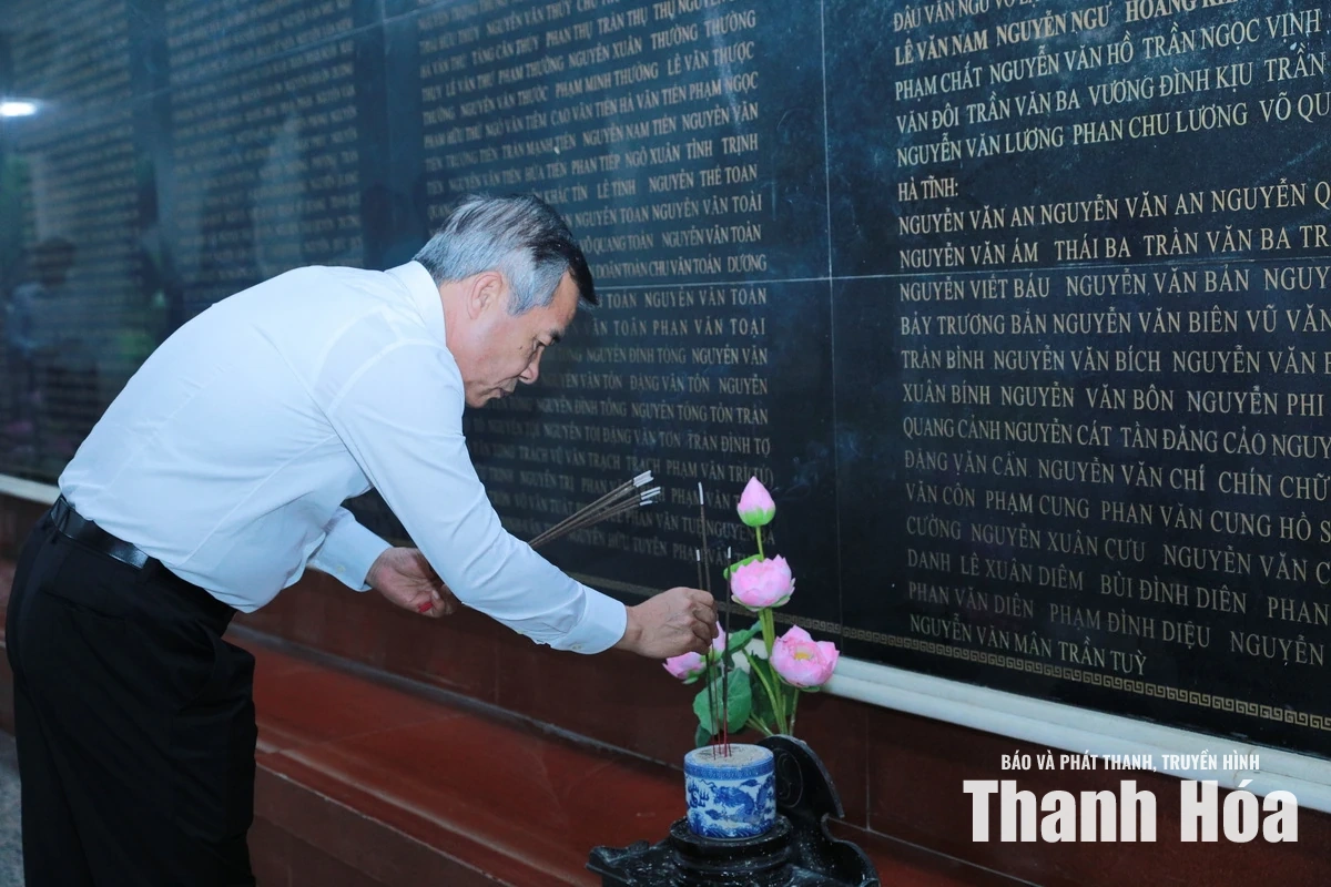 Đoàn đại biểu tỉnh Thanh Hóa dâng hương tưởng niệm Chủ tịch Hồ Chí Minh và các Anh hùng liệt sĩ tại tỉnh Điện Biên