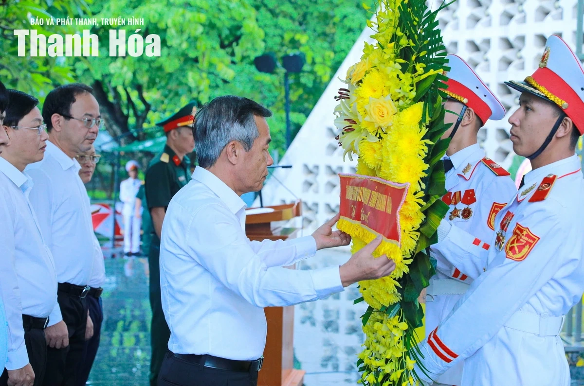 Đoàn đại biểu tỉnh Thanh Hóa dâng hương tưởng niệm Chủ tịch Hồ Chí Minh và các Anh hùng liệt sĩ tại tỉnh Điện Biên