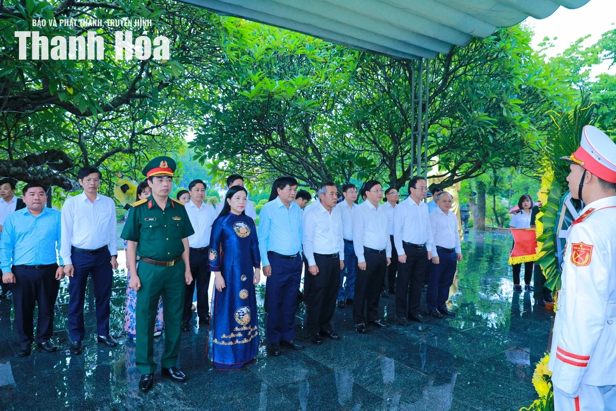 Đoàn đại biểu tỉnh Thanh Hóa dâng hương tưởng niệm Chủ tịch Hồ Chí Minh và các Anh hùng liệt sĩ tại tỉnh Điện Biên