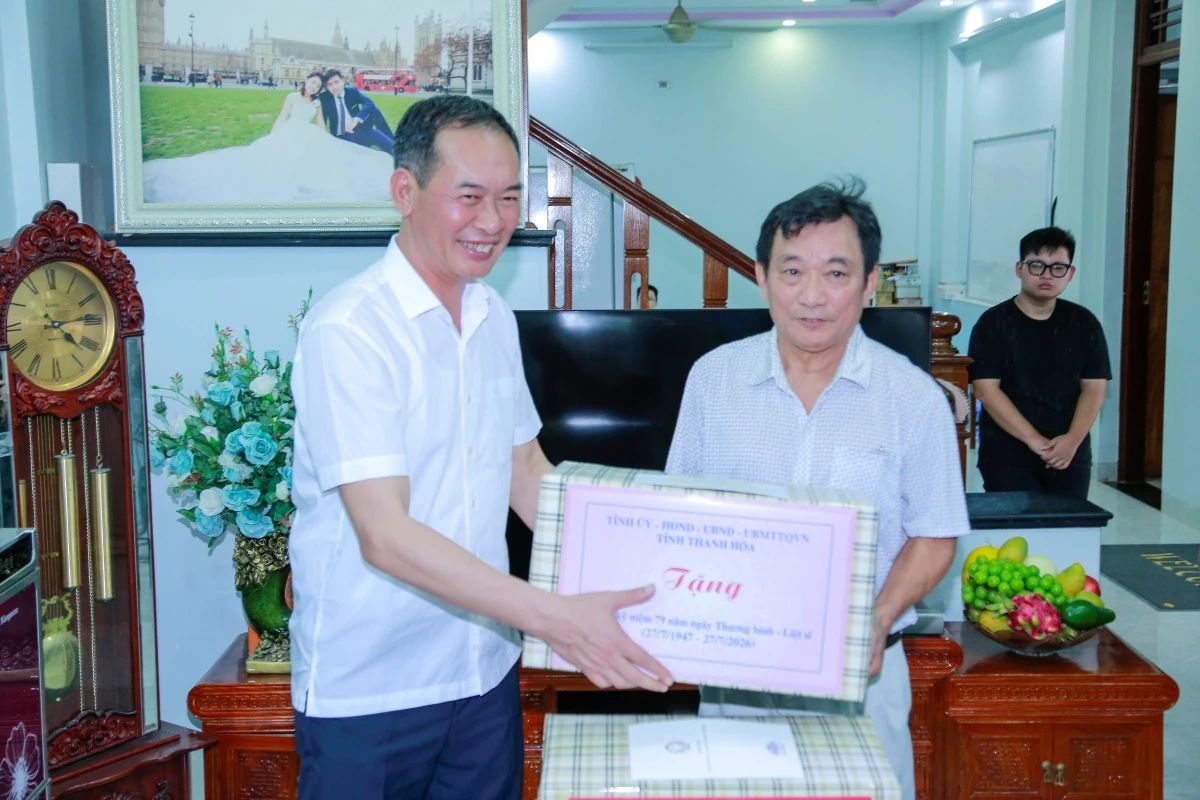 Phó Chủ tịch Quốc hội Nguyễn Doãn Anh viếng nghĩa trang liệt sĩ, tri ân người có công tại Thanh Hóa