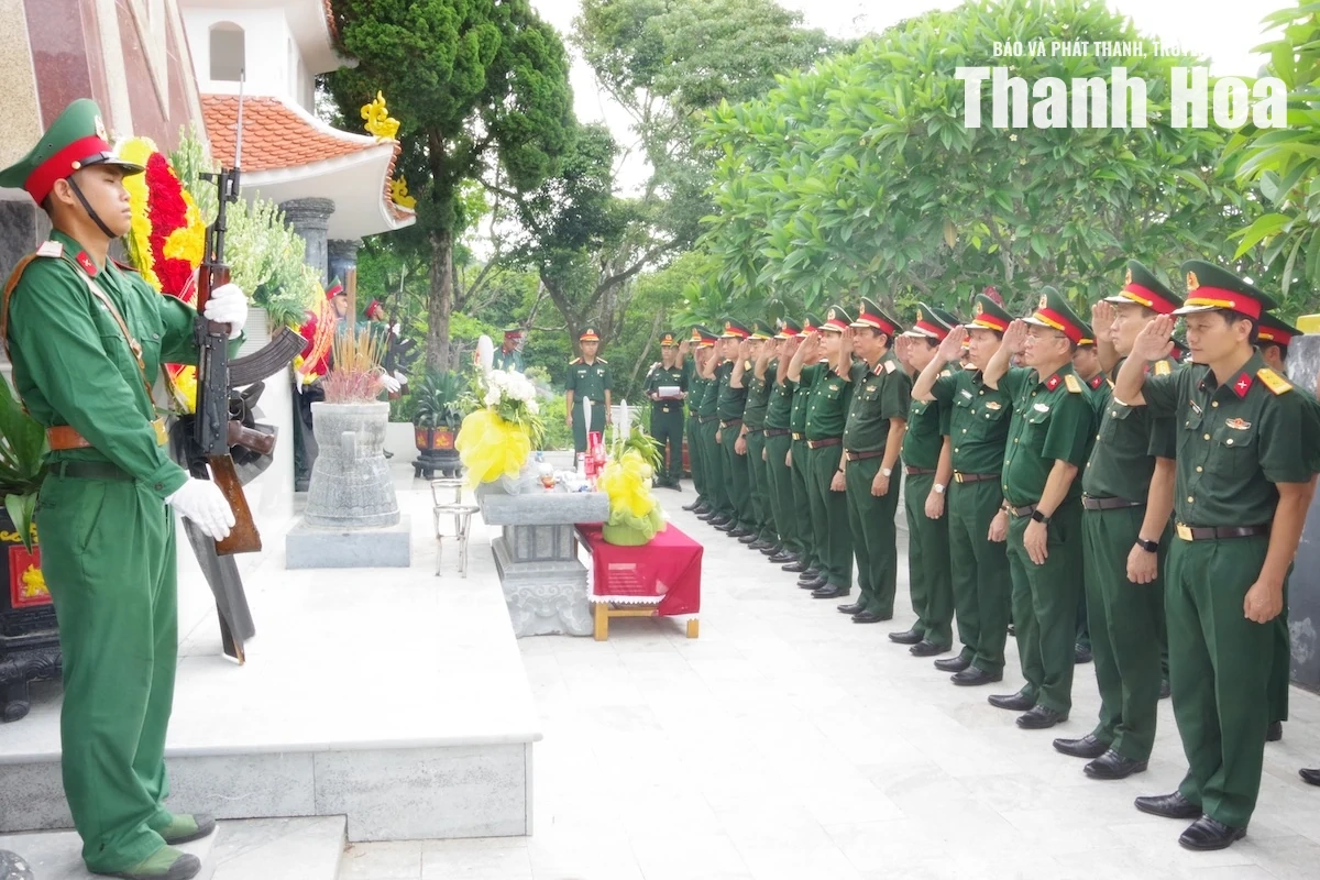 Đoàn công tác Bộ Tư lệnh Quân khu 4 dâng hương tưởng niệm các Anh hùng liệt sĩ tại đảo Hòn Mê