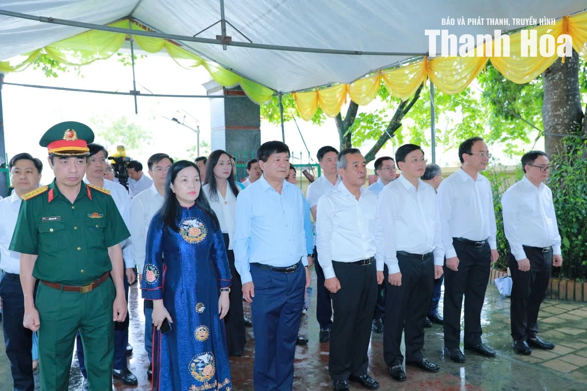 Đoàn đại biểu tỉnh Thanh Hóa dâng hương tưởng niệm Chủ tịch Hồ Chí Minh và các Anh hùng liệt sĩ tại tỉnh Điện Biên