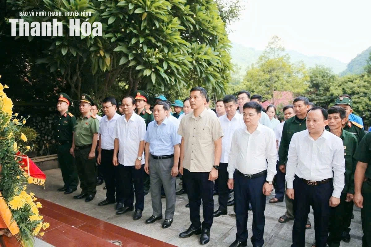 Phó Bí thư Thường trực Tỉnh ủy Nguyễn Hồng Phong dâng hoa, dâng hương tại Khu Di tích lịch sử cách mạng Quốc gia Hang Co Phương