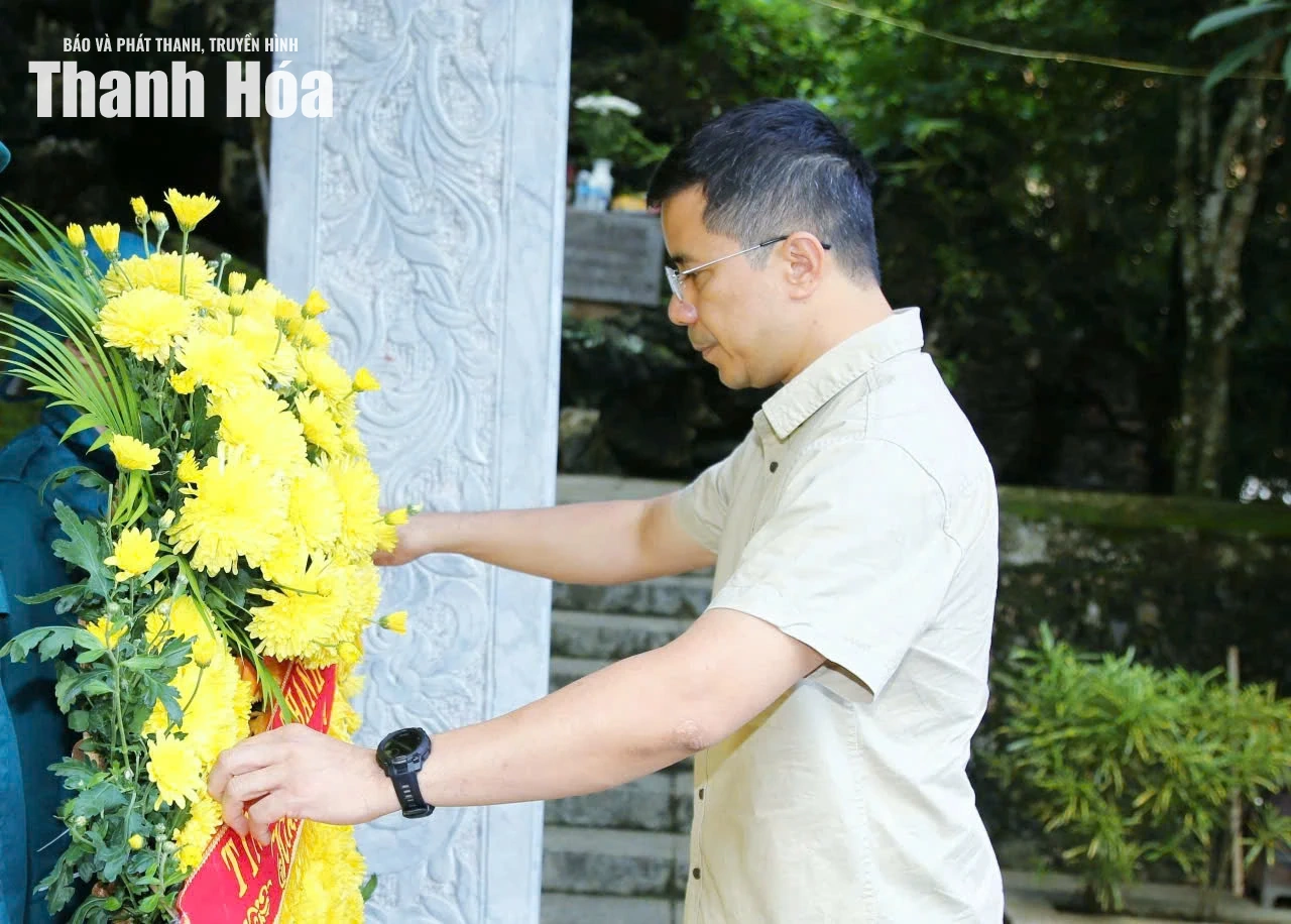 Phó Bí thư Thường trực Tỉnh ủy Nguyễn Hồng Phong dâng hoa, dâng hương tại Khu Di tích lịch sử cách mạng Quốc gia Hang Co Phương
