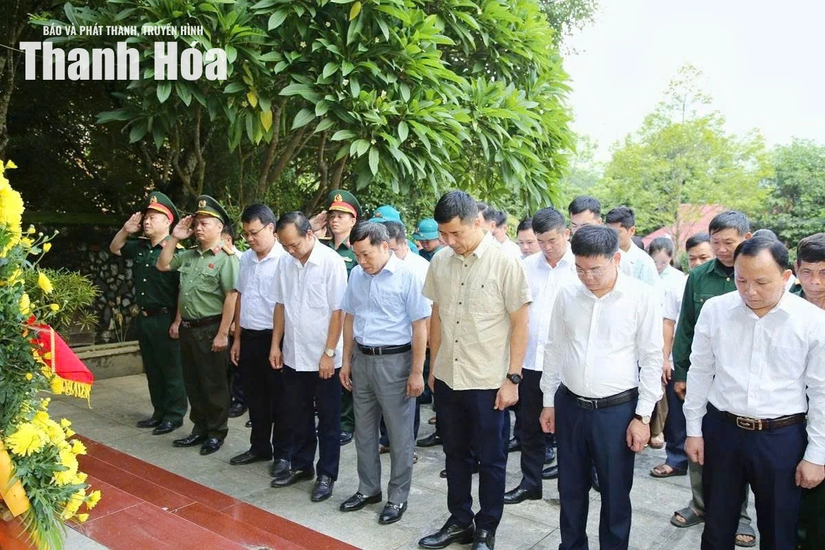Phó Bí thư Thường trực Tỉnh ủy Nguyễn Hồng Phong dâng hoa, dâng hương tại Khu Di tích lịch sử cách mạng Quốc gia Hang Co Phương