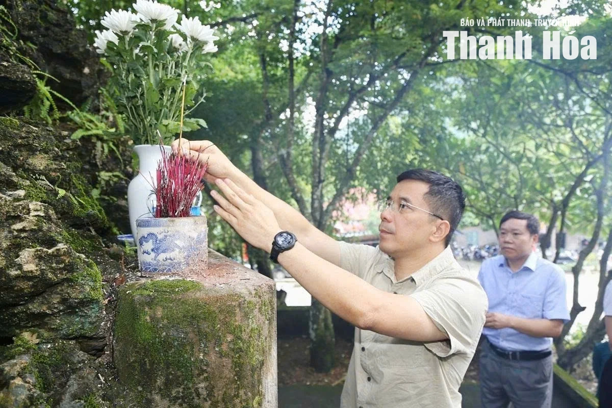 Phó Bí thư Thường trực Tỉnh ủy Nguyễn Hồng Phong dâng hoa, dâng hương tại Khu Di tích lịch sử cách mạng Quốc gia Hang Co Phương