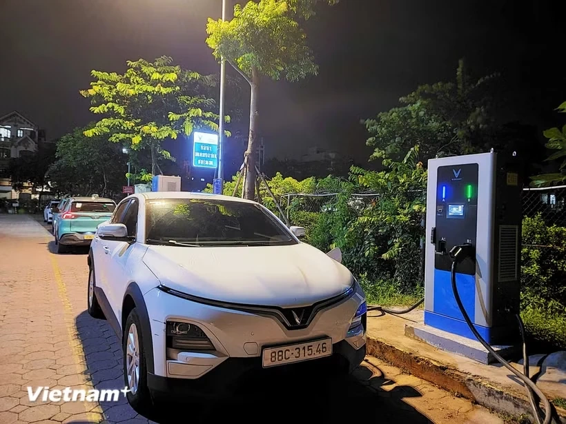 Sẽ ban hành quy chuẩn kỹ thuật đối với trụ và trạm sạc xe điện trước 30/9