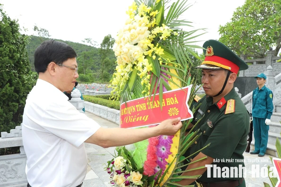 Phó Chủ tịch Thường trực UBND tỉnh Mai Xuân Liêm viếng Nghĩa trang liệt sĩ và thăm, tặng quà gia đình chính sách