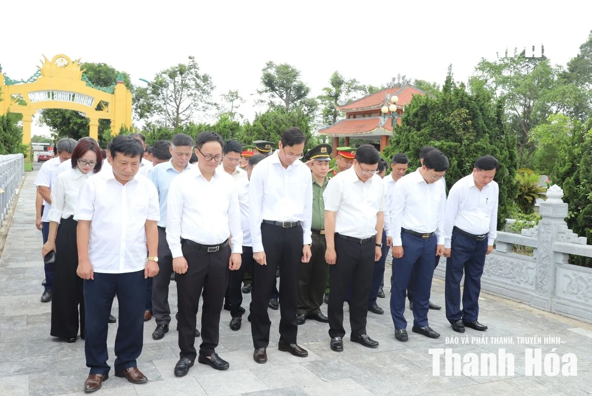 Phó Chủ tịch Thường trực UBND tỉnh Mai Xuân Liêm viếng Nghĩa trang liệt sĩ và thăm, tặng quà gia đình chính sách