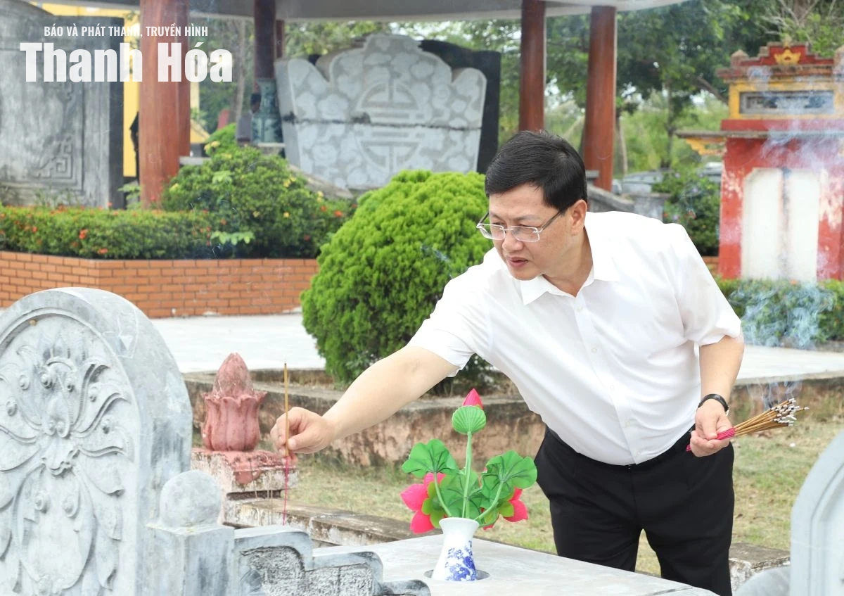 Phó Chủ tịch Thường trực UBND tỉnh Mai Xuân Liêm viếng Nghĩa trang liệt sĩ và thăm, tặng quà gia đình chính sách