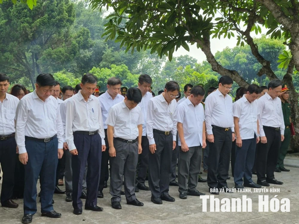 Phó Chủ tịch UBND tỉnh Đầu Thanh Tùng viếng nghĩa trang liệt sĩ; thăm, tặng quà gia đình chính sách phường Quang Trung, Bỉm Sơn